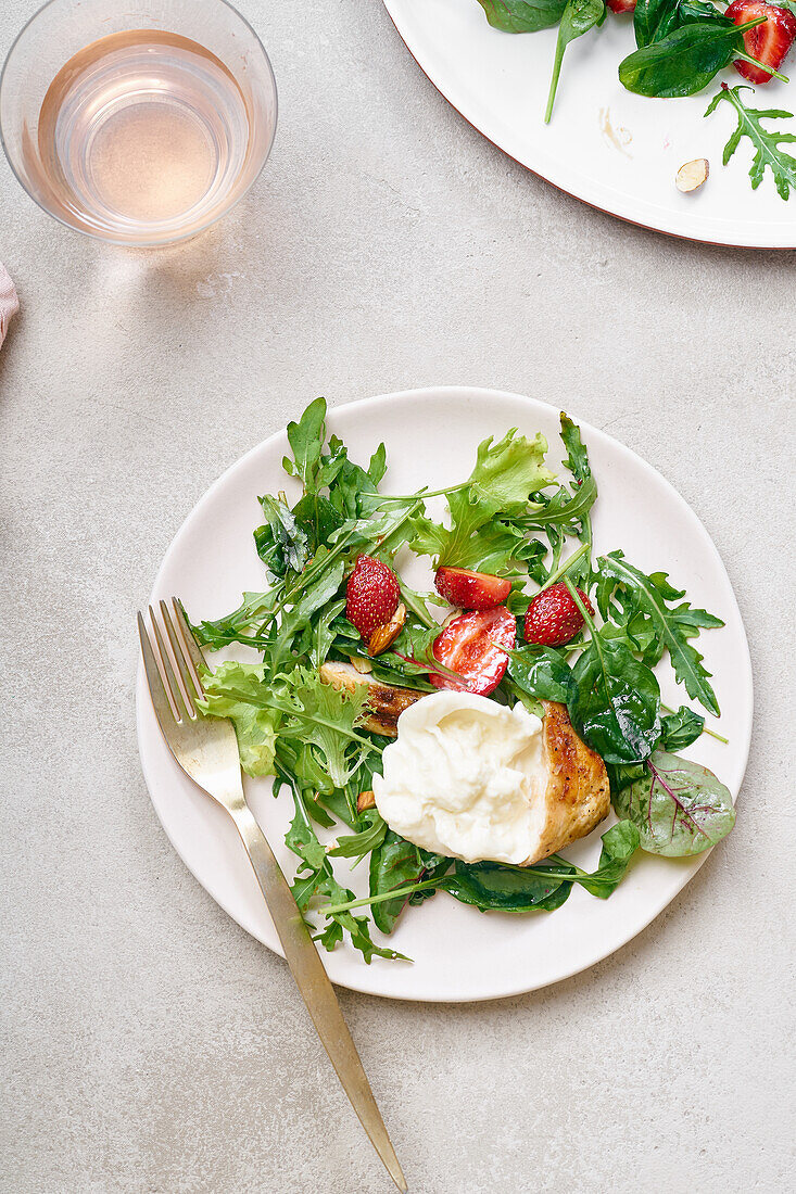 Rucolasalat mit gegrilltem Hähnchen, Burrata und frischen Erdbeeren