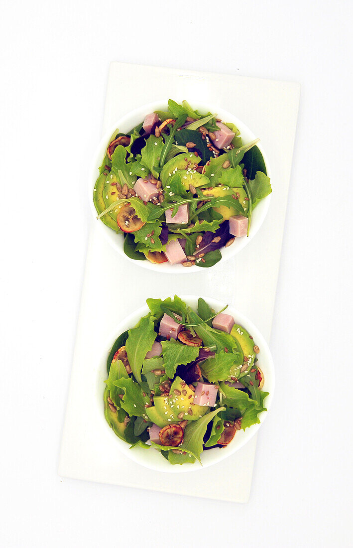 Salat mit Schinkenwürfeln, Avocado und Rucola