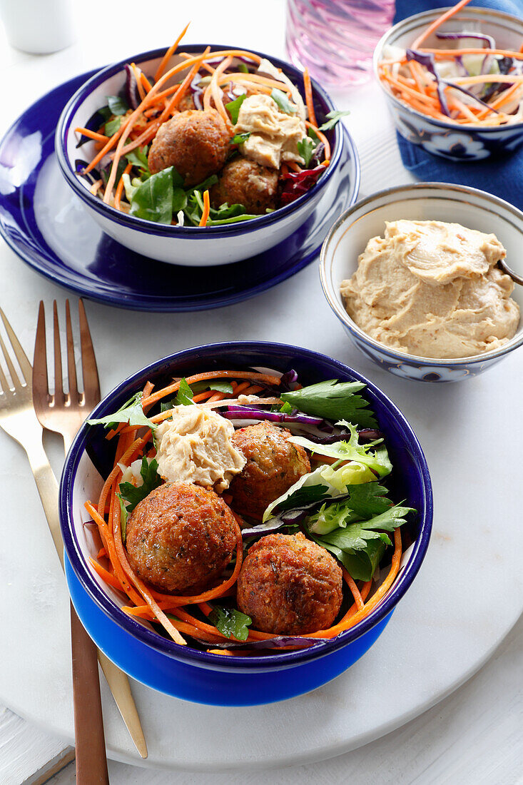 Falafel mit Hummus auf Gemüsesalat