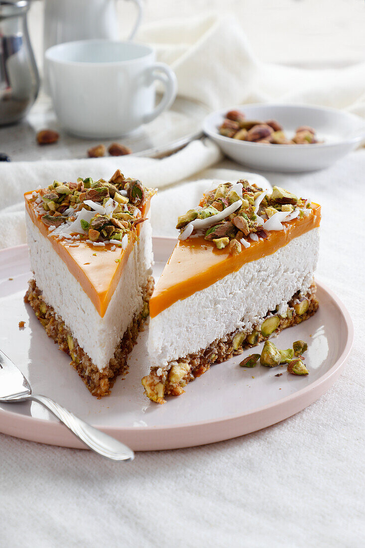 Vegane 'Frischkäse'-Torte mit Pistazienboden und Mangoschicht