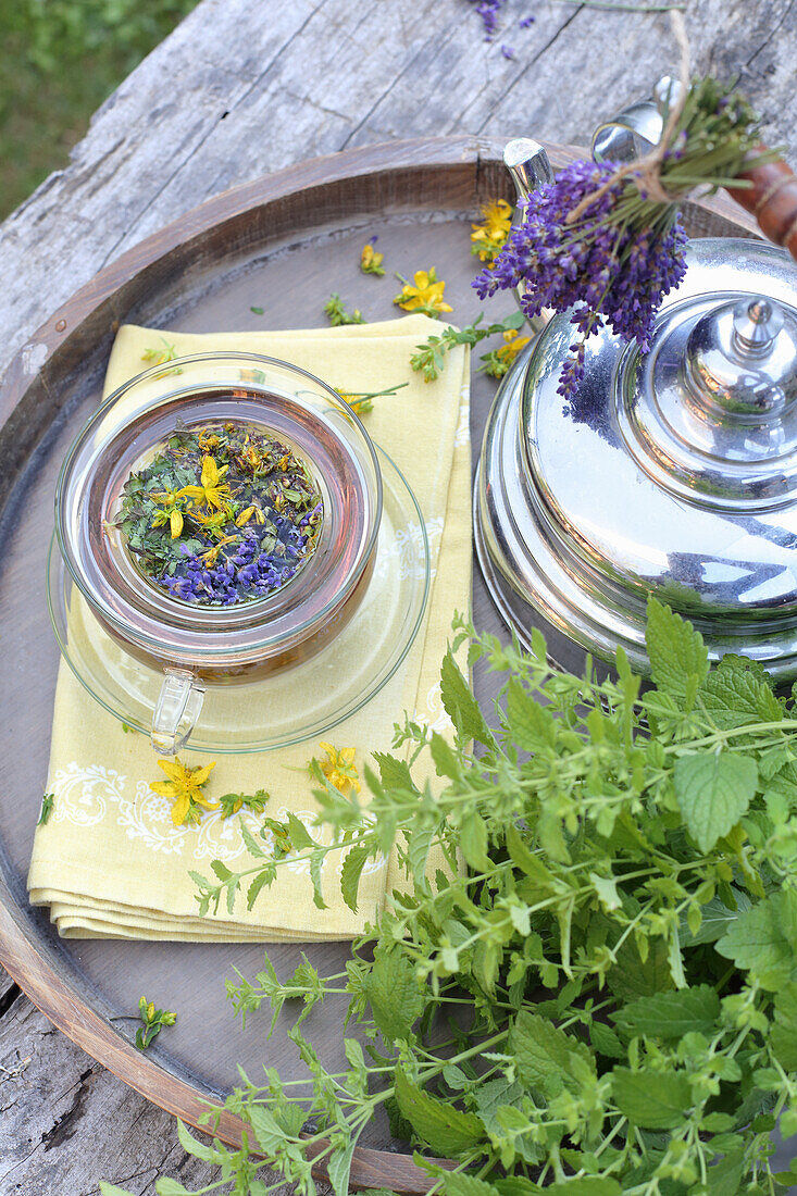 Tee aus Johanniskraut, Lavendel und Melisse (bei Stimmungsschwankungen)
