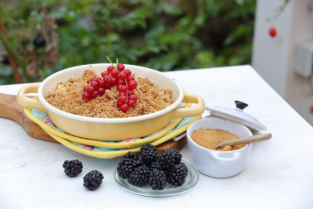 Apple crumble with berries