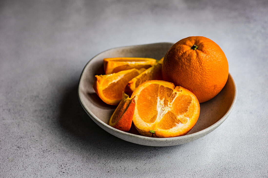 Orangen auf Keramikteller