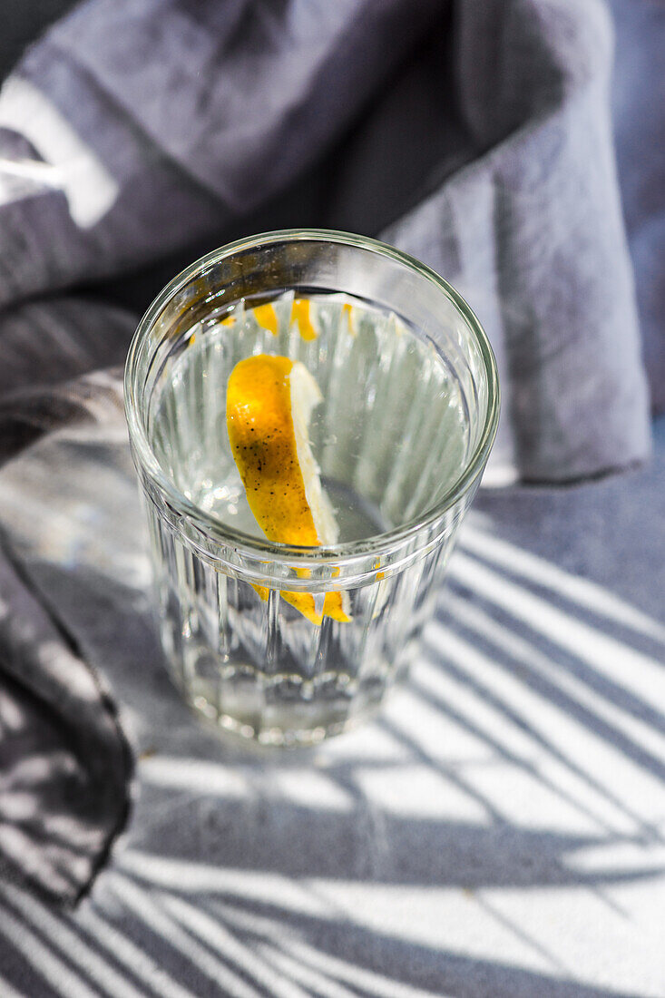 Ein Glas Martini mit Zitrone