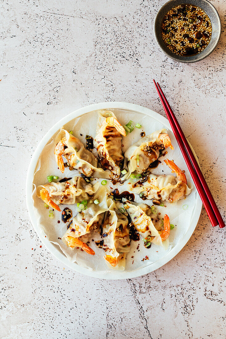 Dumplings mit Schweinefleisch, Garnelen, Gochujang und Sesam