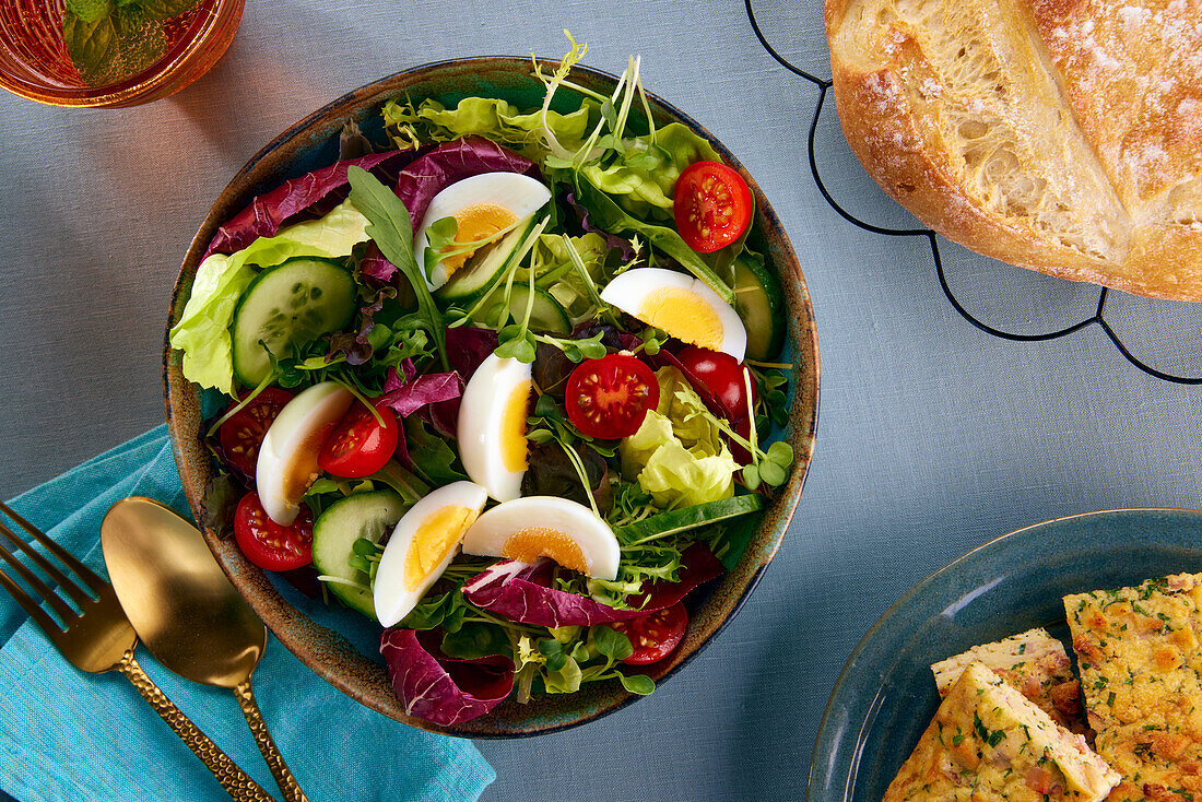 Gemischter Salat mit hartgekochten Eiern