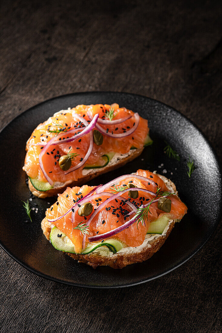 Sandwiches mit Lachs, Gurke und Kapern