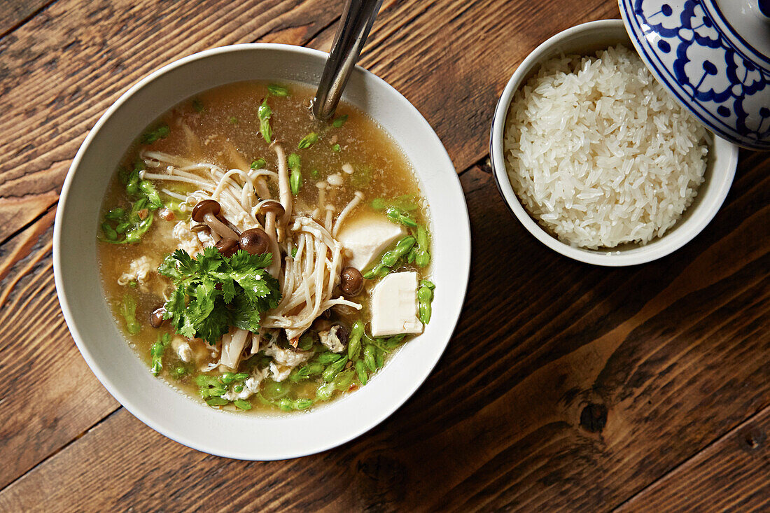 Thailändische Pilzsuppe mit Tofu