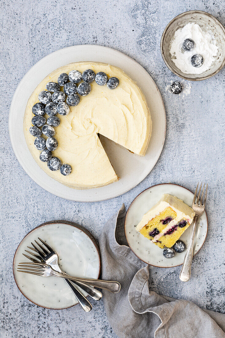 Heidelbeer-Zitronen-Kuchen mit Vanille-Frosting