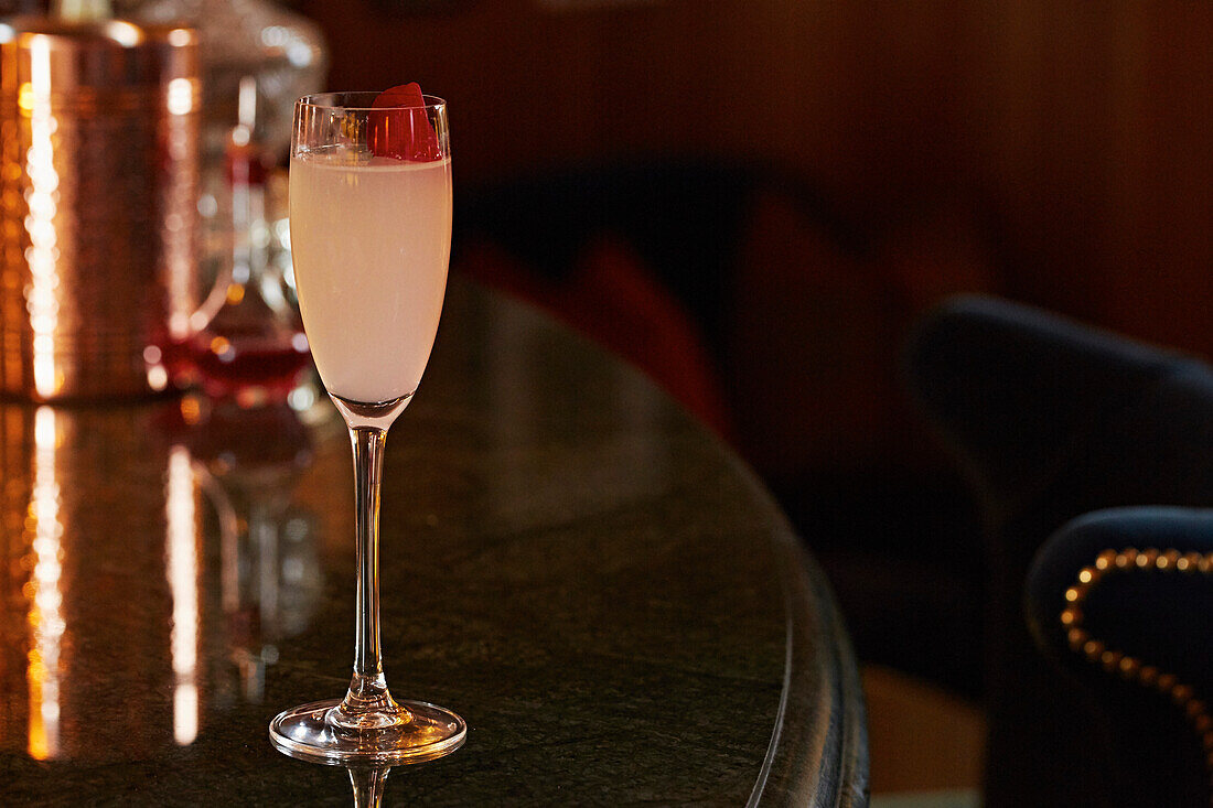 Champagner-Cocktail, garniert mit Rosenblättern