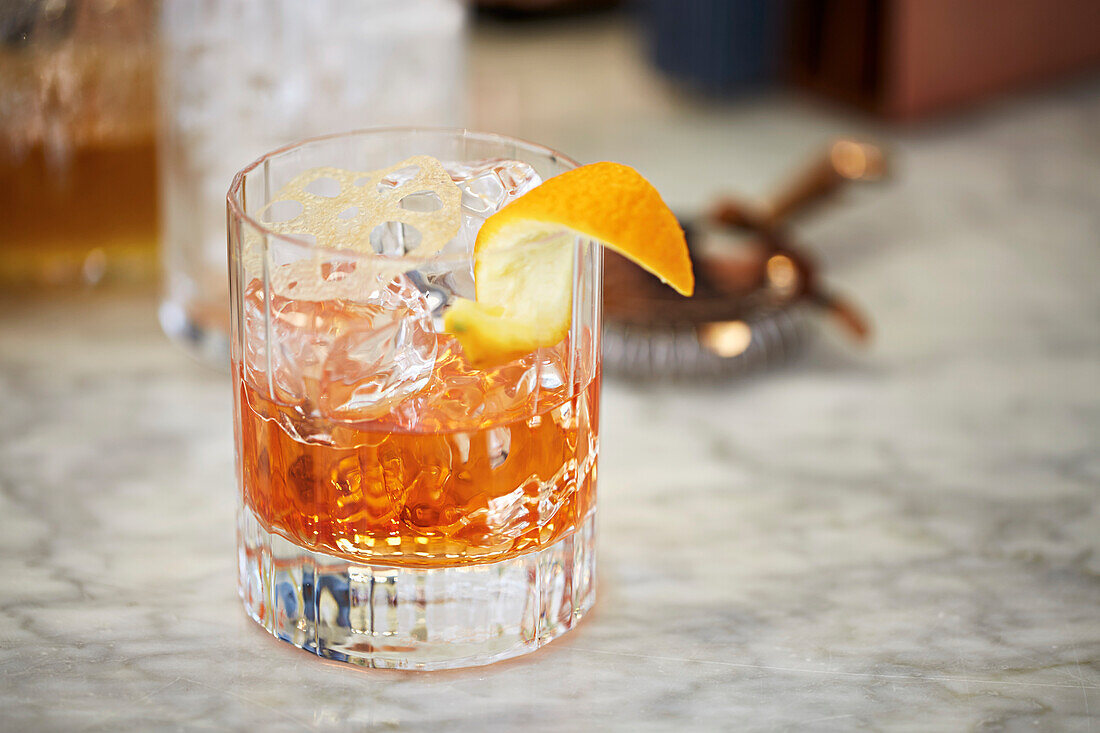 Whisky-Cocktail, garniert mit Orange