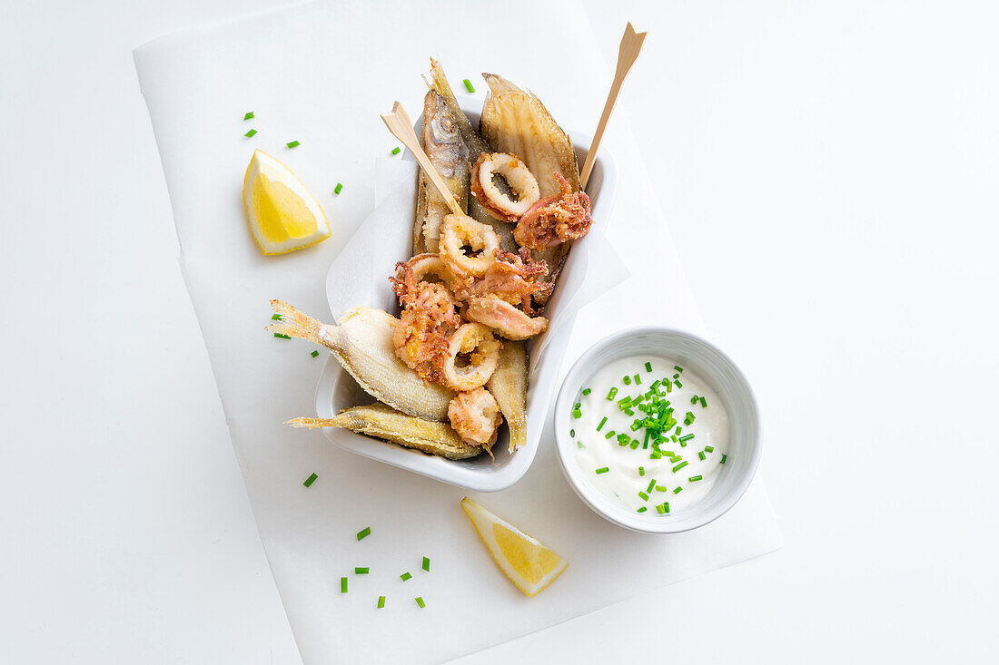 Misto di pesce croccante (Frittierte Fische und Meeresfrüchte, Italien) mit Zitronenmayonnaise