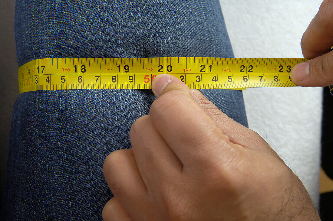 Measuring thigh circumference