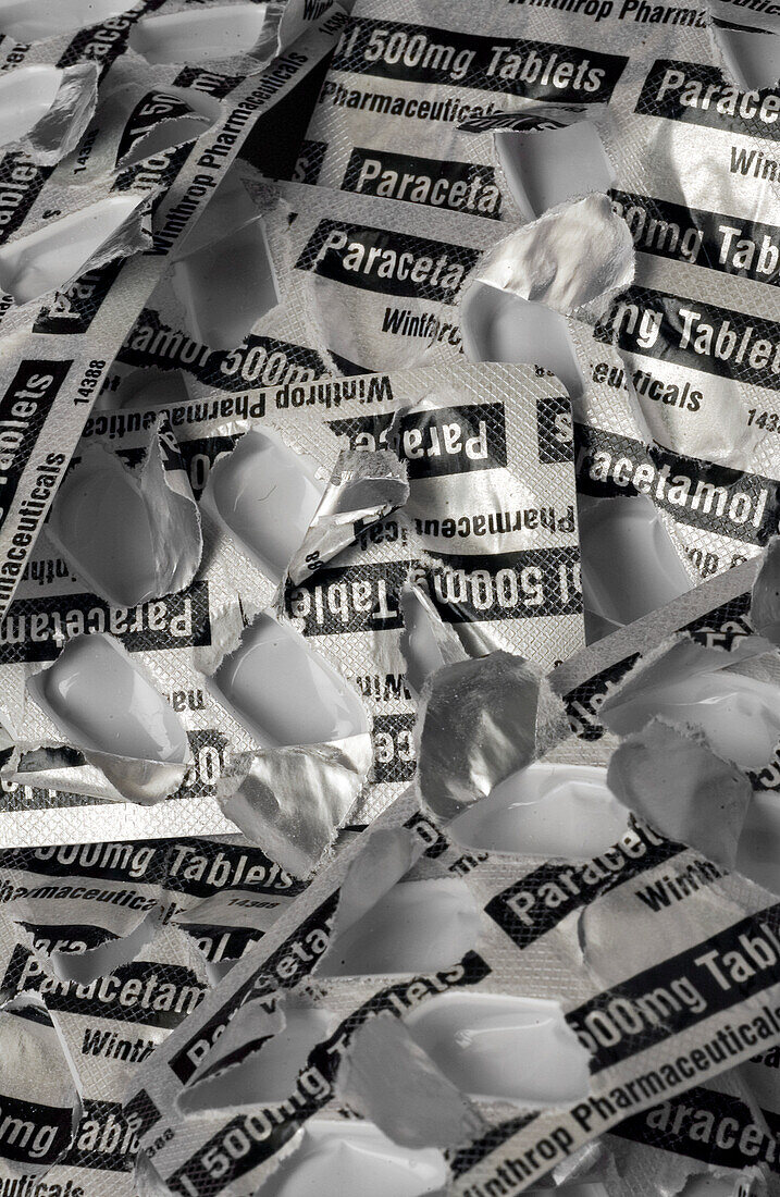 Blister packs of paracetamol tablets