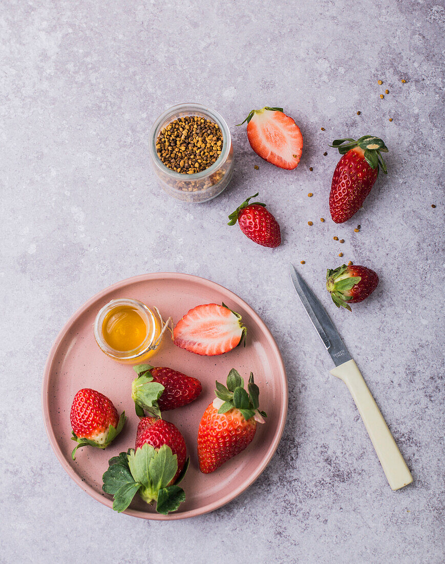 Frische Erdbeeren mit Honig und Propolis