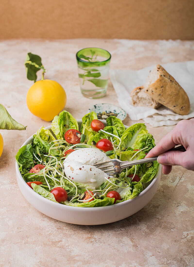 Romanasalat mit Burrata und Tomaten