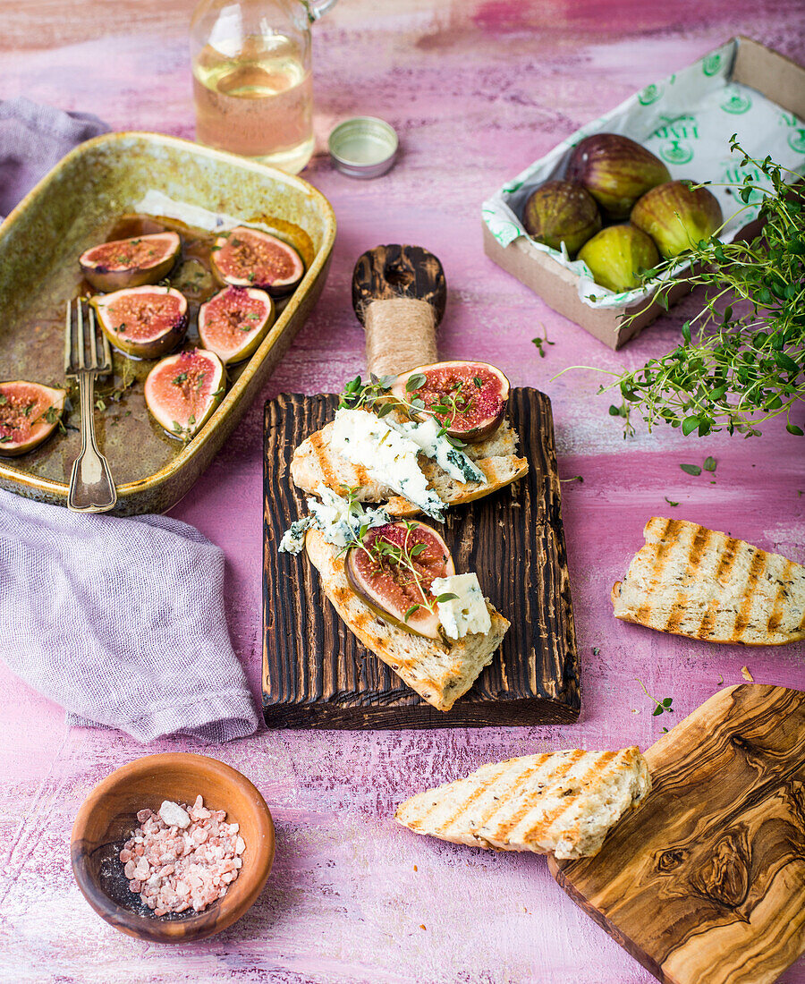 Crostini with baked figs and blue cheese