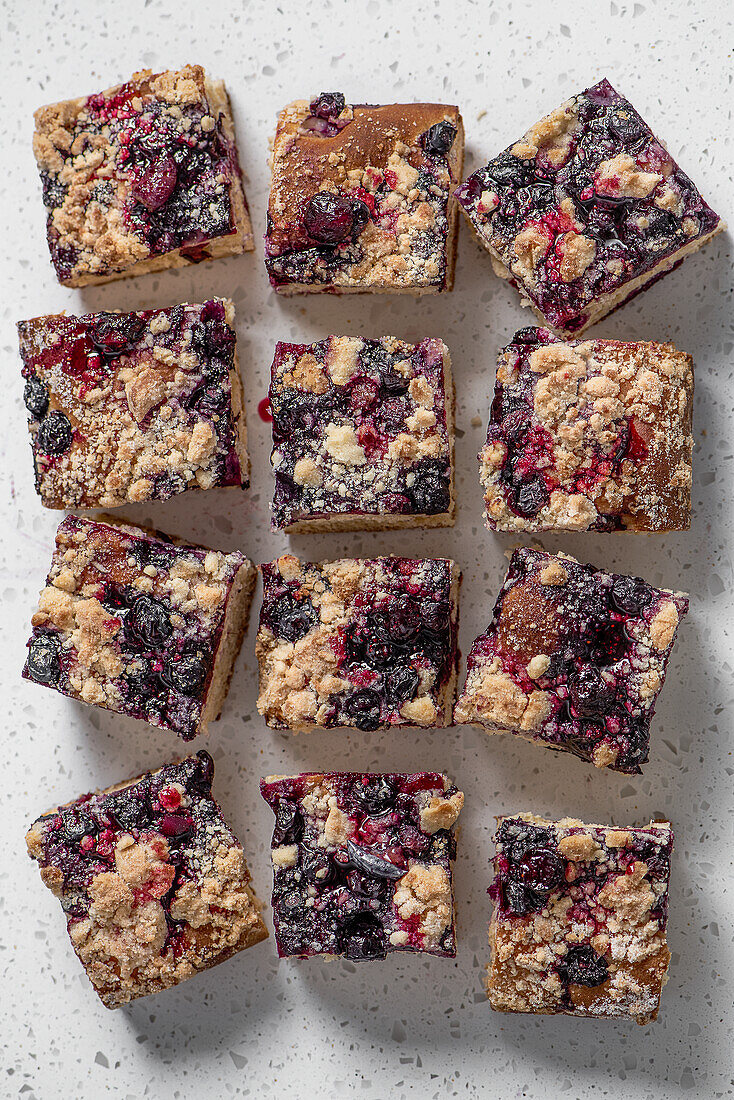 Hefeteigkuchen vom Blech mit Heidelbeeren und Streuseln