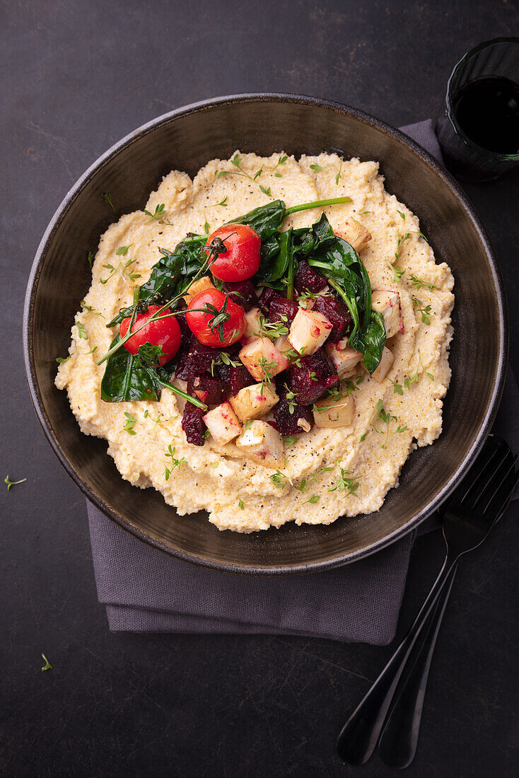 Cremige Polenta mit Rote Bete, Sellerie, Spinat und Tomaten