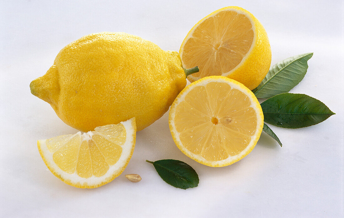 Whole and sliced lemons