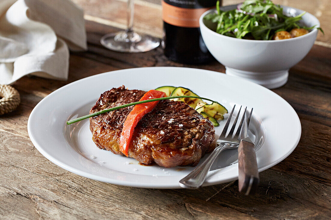 Gegrilltes Rindersteak auf Teller