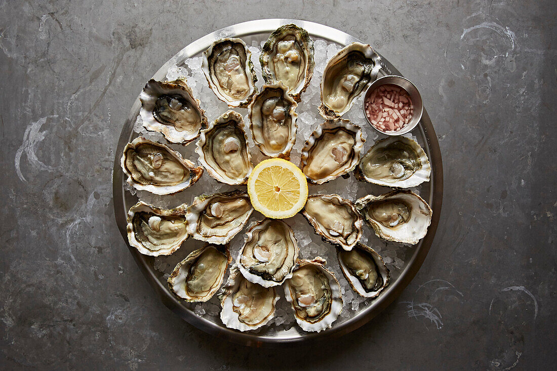 Oysters on ice, with lemon and mignonette