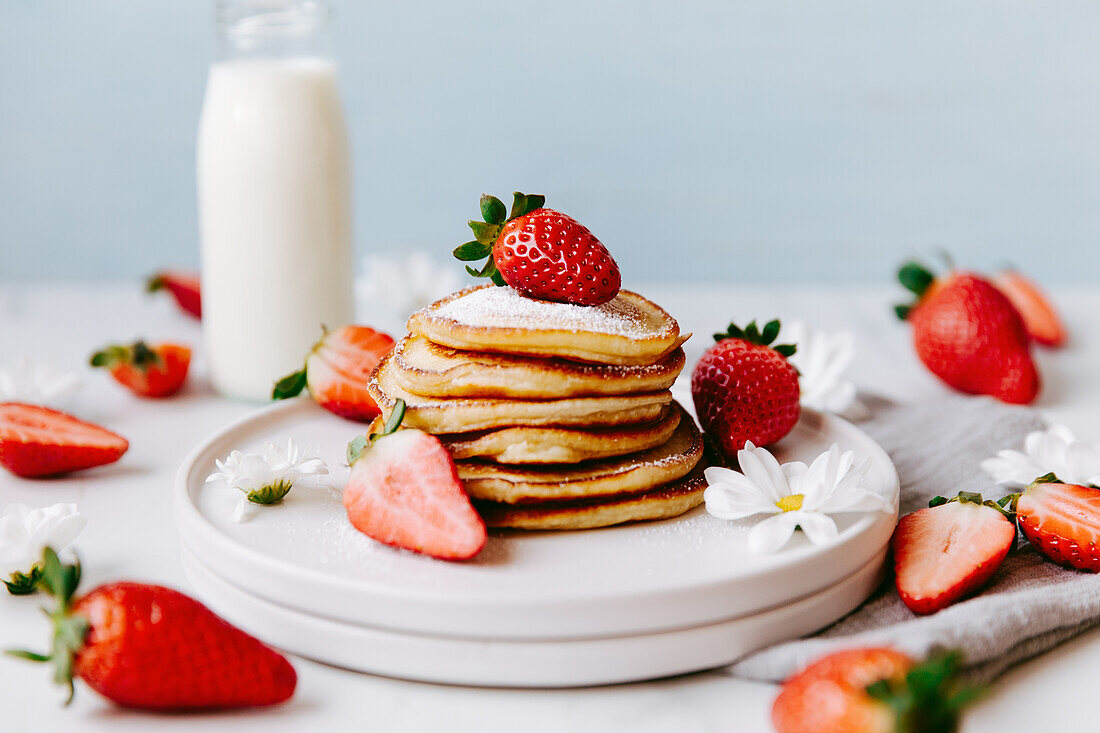 Small pancakes with strawberries and powdered sugar