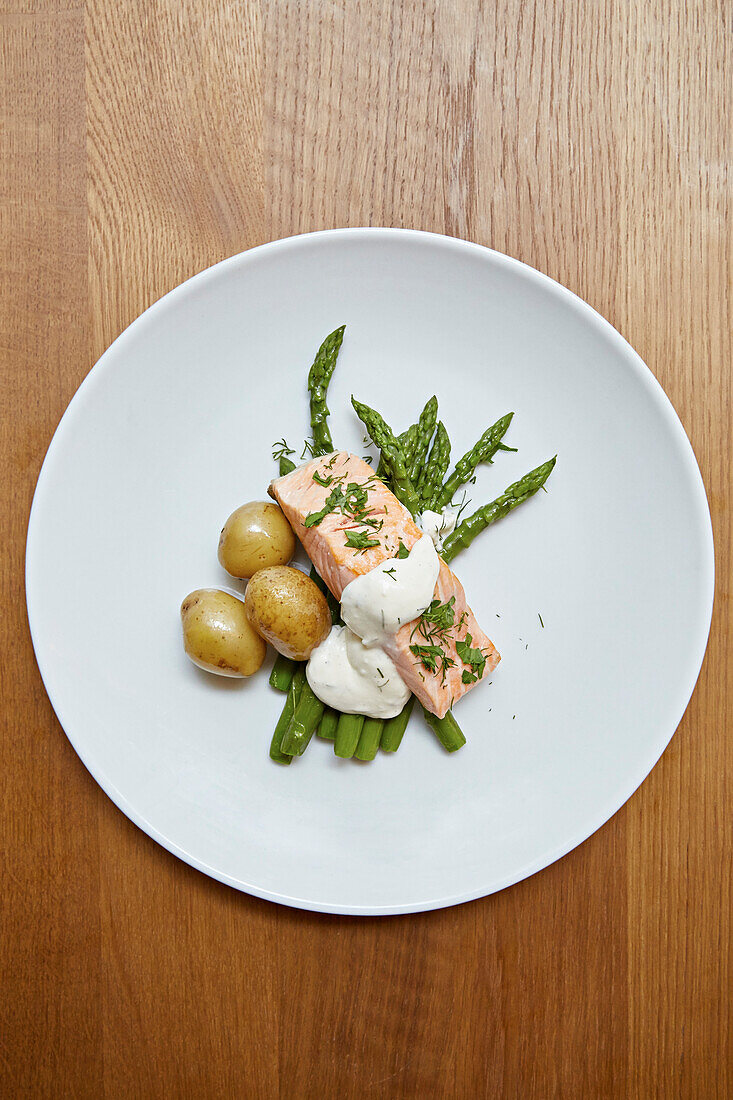 Lachs mit grünem Spargel und Frühkartoffeln