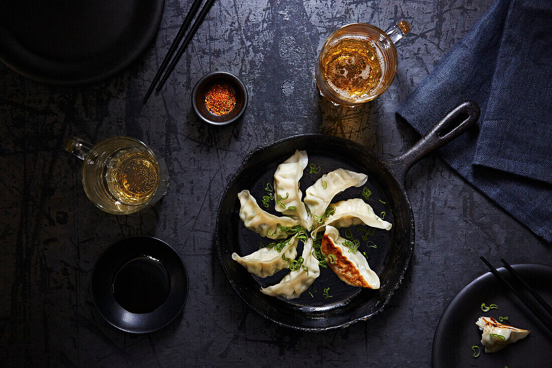 Gyoza (Japanische Teigtaschen) serviert mit Bier