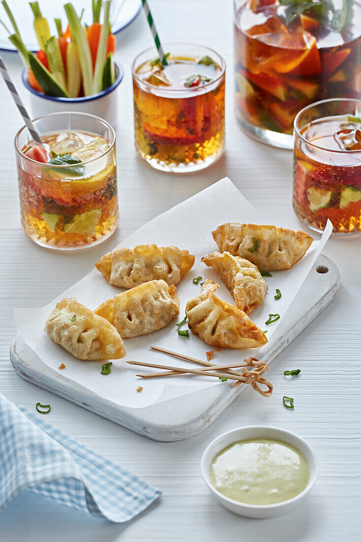 Frittierte Gyoza (Japanische Teigtaschen) mit Pimms und Gemüsesticks