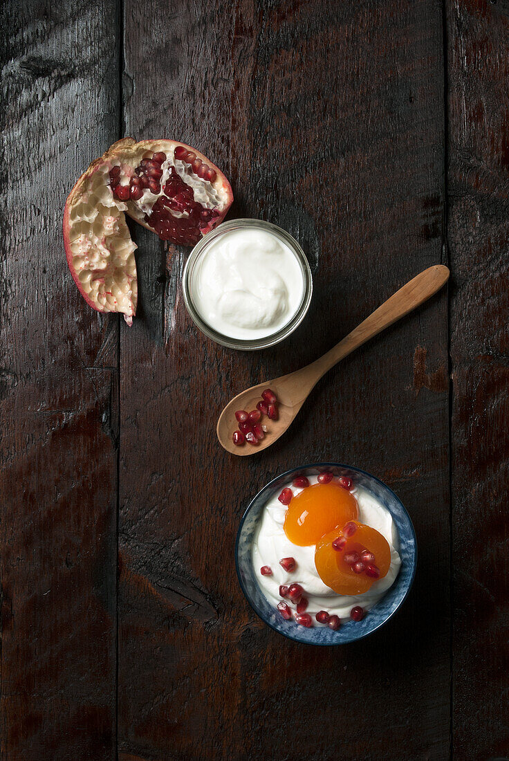 Griechischer Joghurt mit Aprikosen und Granatapfelkernen