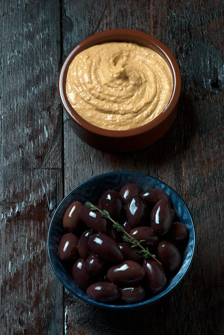 Kalamata-Oliven und Hummus in Schälchen