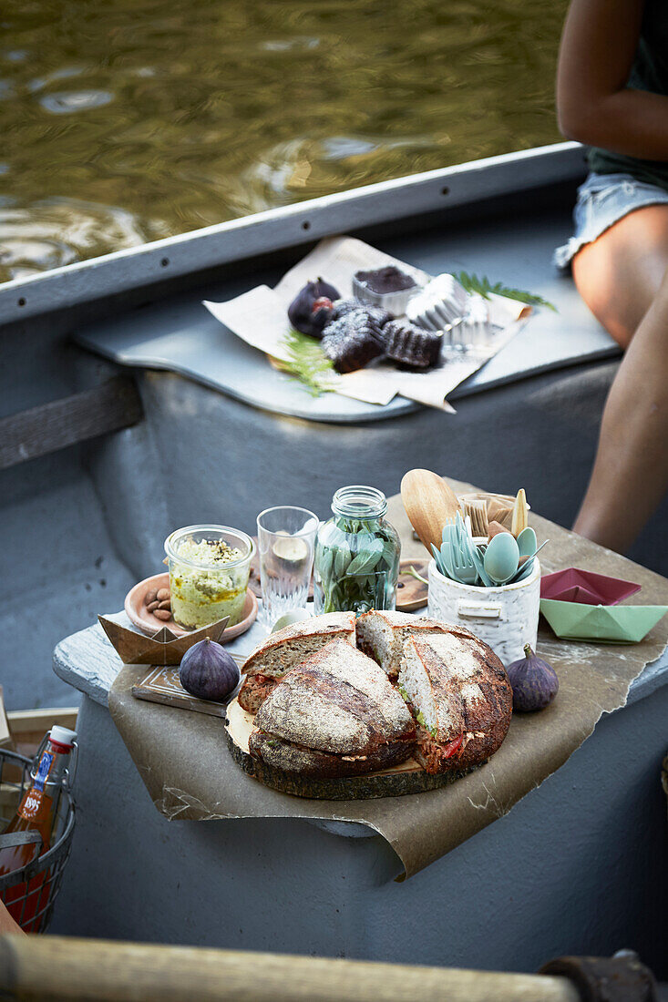 Picknick auf dem Boot