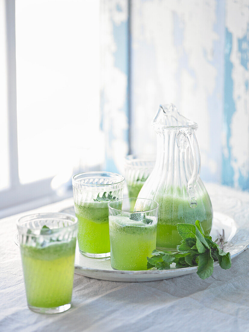 Cucumber and elderflower spritzer