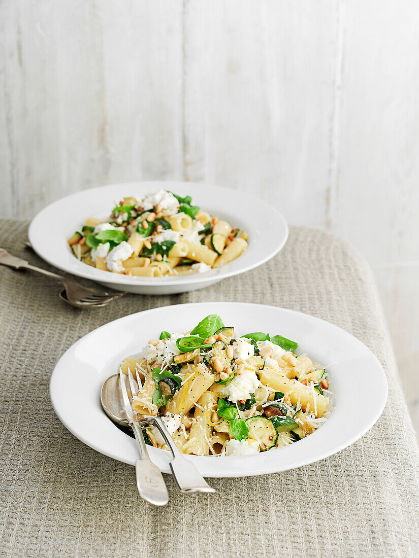 Tubular pasta with courgettes and ricotta cheese