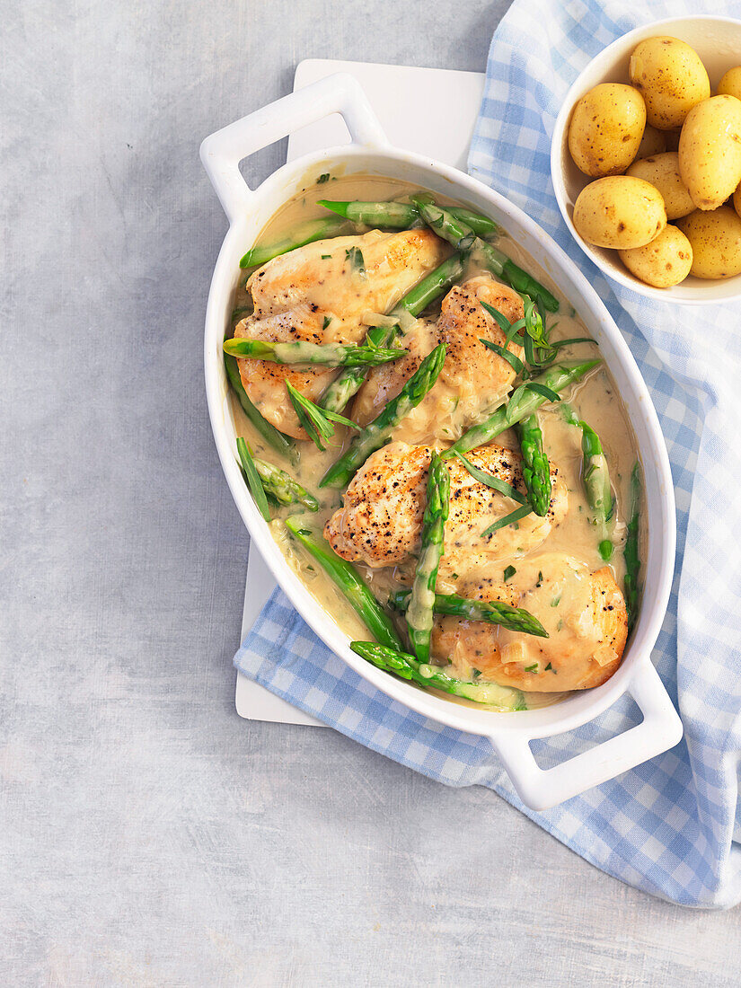 Chicken with green asparagus, cream sauce and potatoes