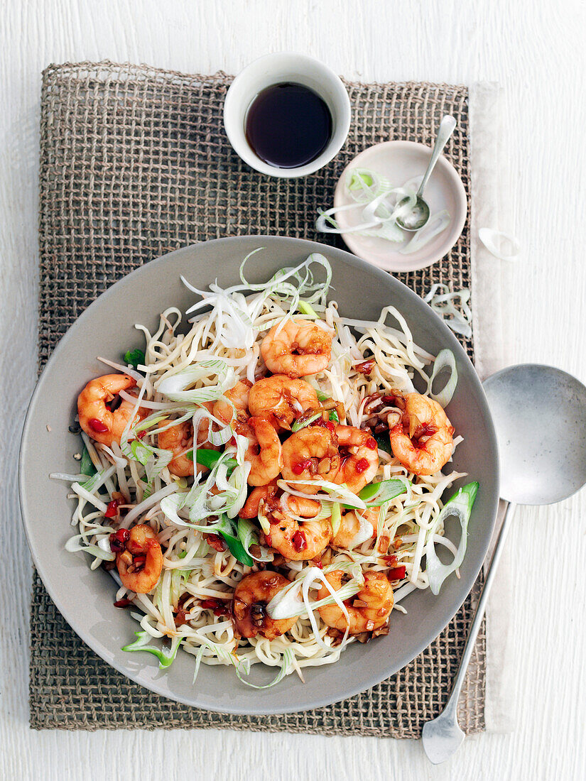 Knoblauch-Chili-Garnelen mit Sesamnudeln