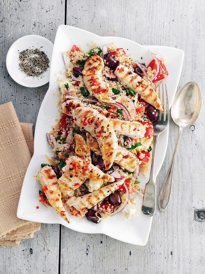 Gegrilltes Hähnchen mit griechischem Quinoa-Salat