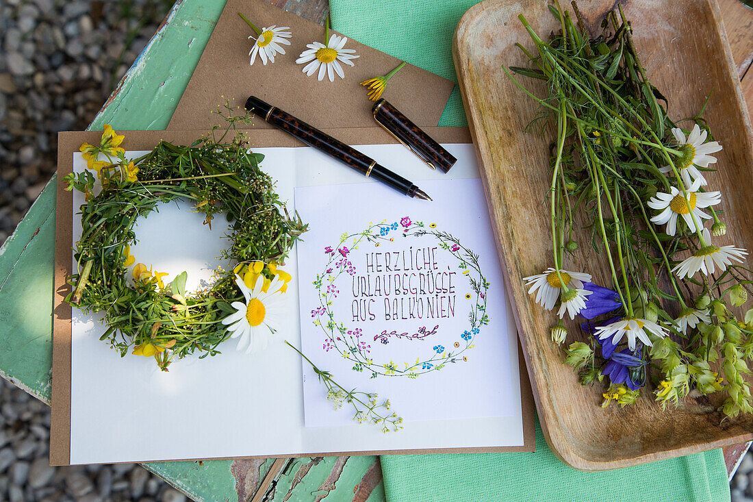 DIY-Grußkarte mit Blumenkranz und frischen Wildblumen