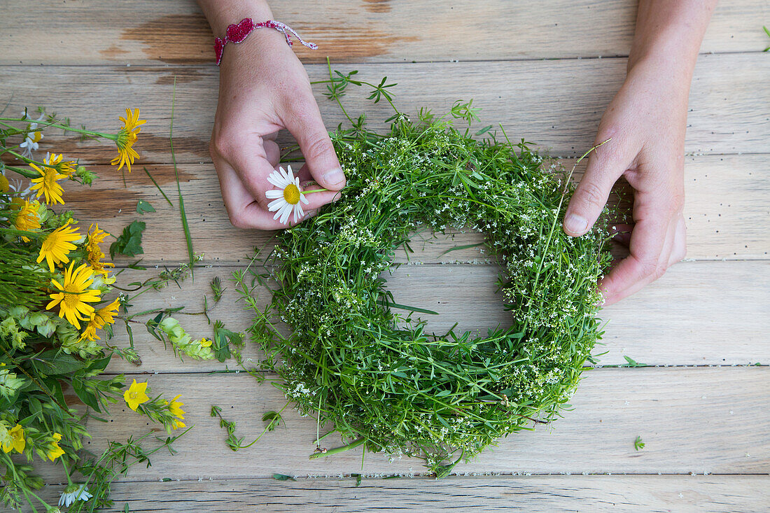 DIY-Kranz aus Gräsern und Wiesenblumen