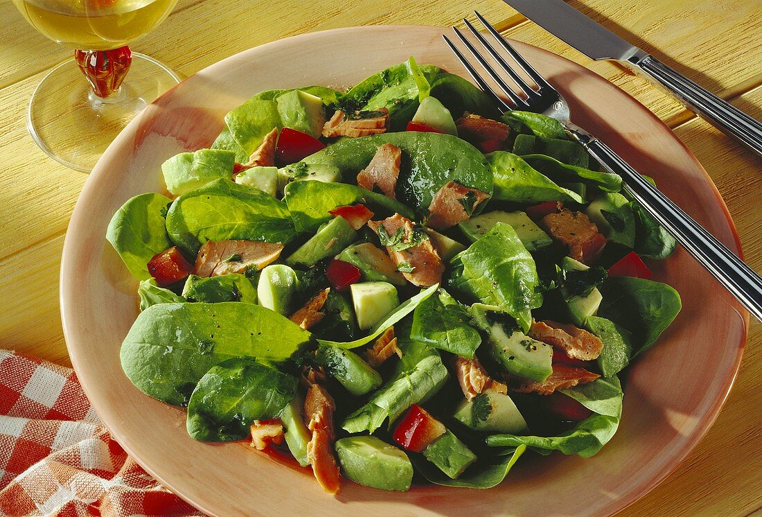 Avocado-Lachs-Salat mit Spinat & Limetten-Koriander-Dressing