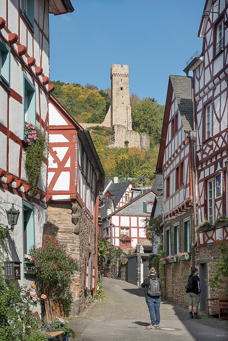 Monreal, Kirchstrasse, denkmalgeschütztes Fachwerkdorf, Blick auf die Philippsburg, Rheinland-Pfalz, Deutschland