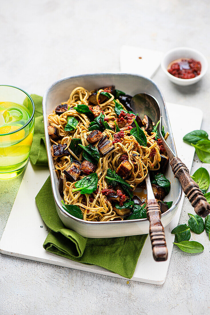 Nudeln aus Edamame mit Aubergine und tomatiger Spinat-Sahne-Soße