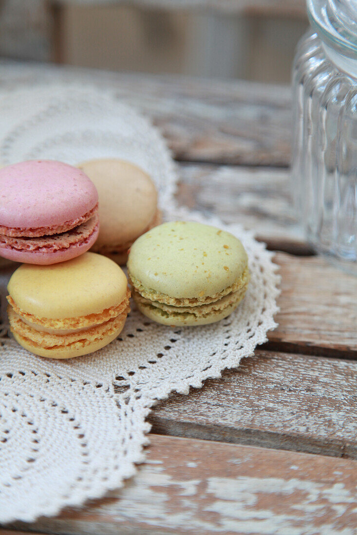 Bunte Macarons auf Häkeldeckchen