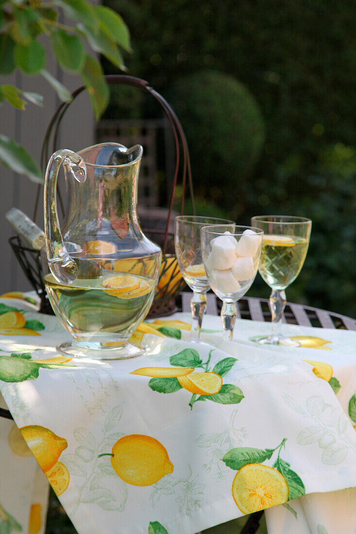 Sommerlicher Tisch mit Sekt und Zitronen