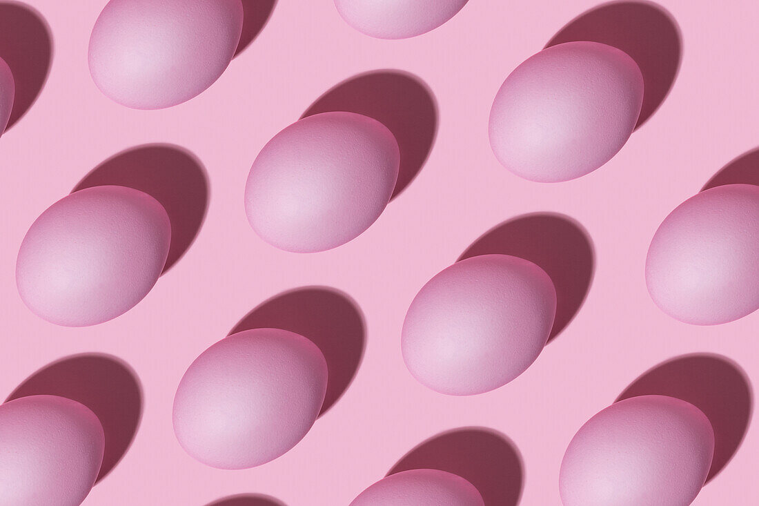 Rosa Eier mit Schattenwurf auf rosa Untergrund