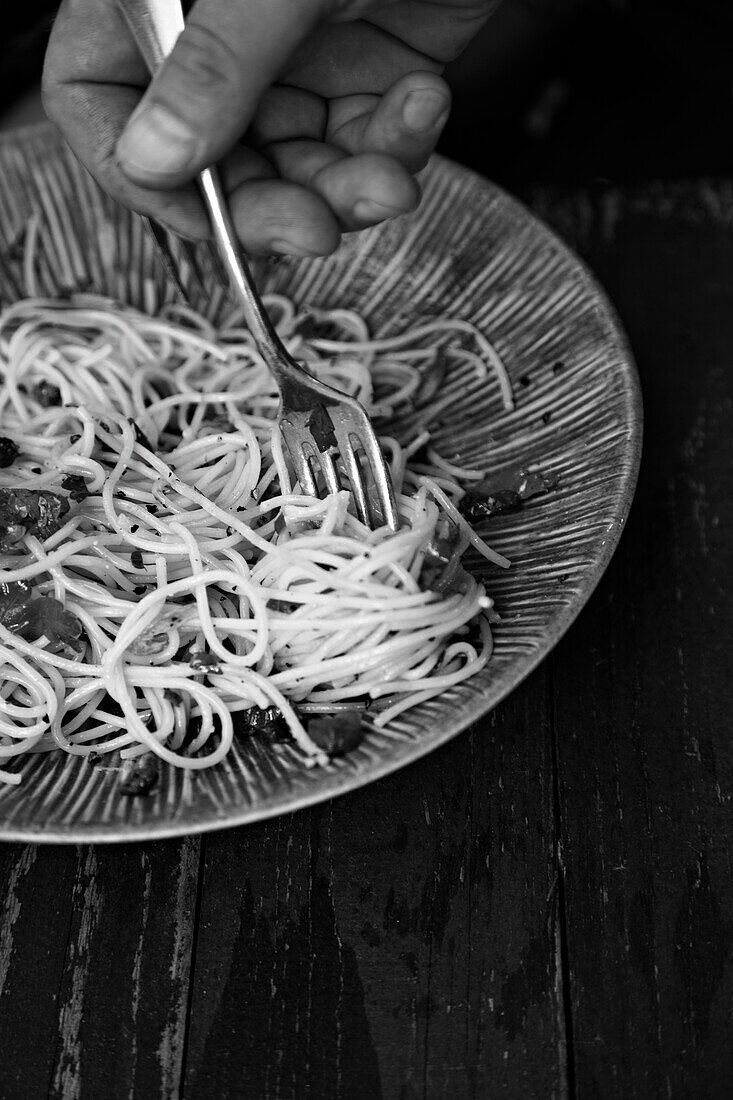 Linguine with black pepper, pecorino, parsley and pancetta (b-w photo)