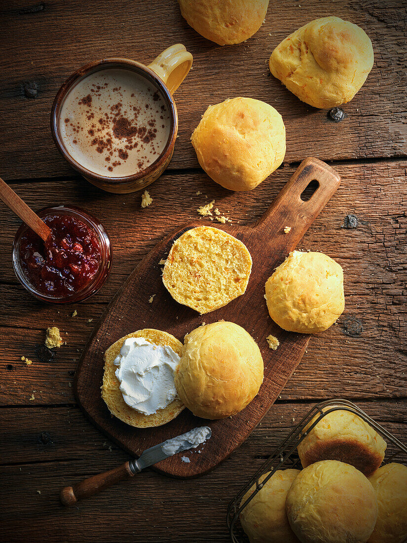 Hausgemachte Karottenbrötchen zum Frühstück