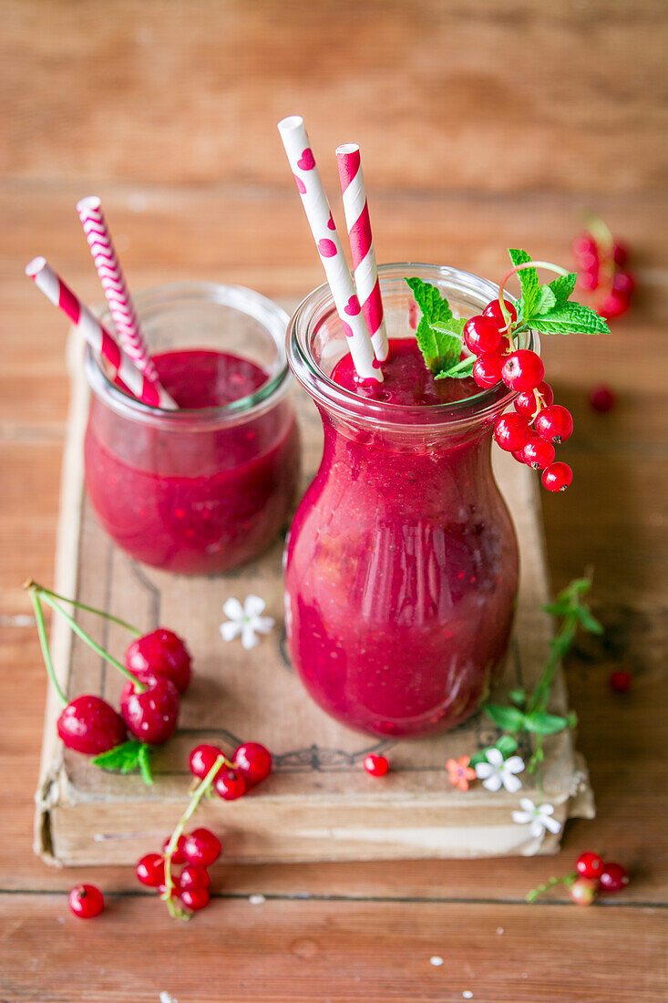 Smoothie with sweet cherries and red currants