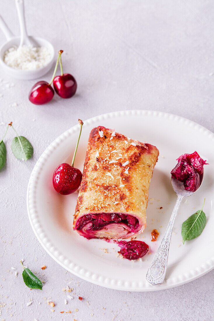 Süße Pfannkuchen mit Süßkirschen und Kokosnuss